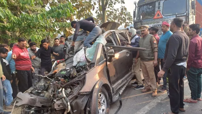 बस्ती में दर्दनाक हादसा, कार और ट्रक की भिड़ंत में पांच की मौत