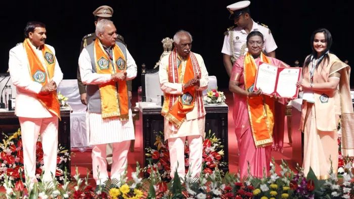 दीक्षांत समारोह में उपाधि देतीं राष्ट्रपति द्रौपदी मुर्मू। जागरण फोटो