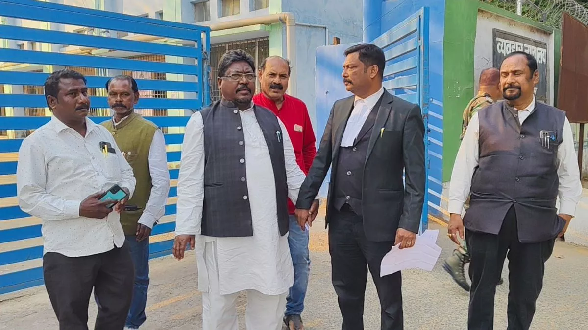 चाईबासा व्यवहार न्यायालय से बरी होकर अपने समर्थकों के साथ निकलते पूर्व राजस्व मंत्री दुलाल भुईयां। (जागरण)