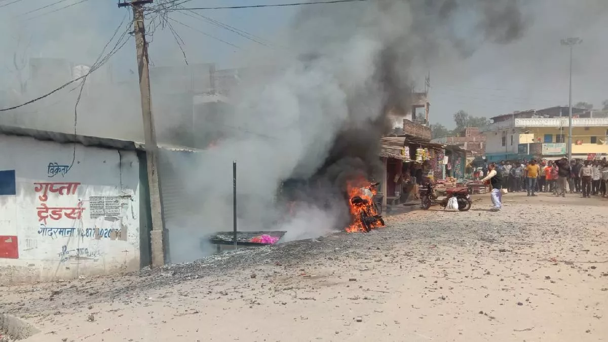Jharkhand News: झारखंड के गढ़वा में पटाखा दुकान में लगी भीषण आग, 2 बच्चों समेत 5 लोगों की मौत