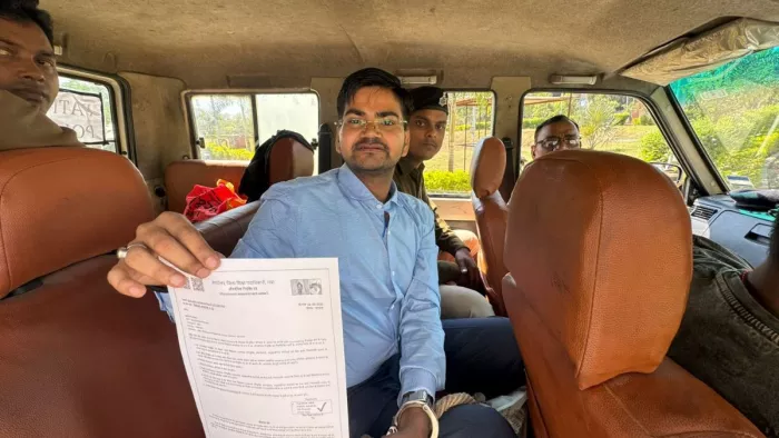 नियुक्ति पत्र वितरण समारोह से बाहर निकलते पुलिस अभिरक्षा में हथकड़ी पहने आरोपी बिपिन कुमार। (फोटो जागरण)