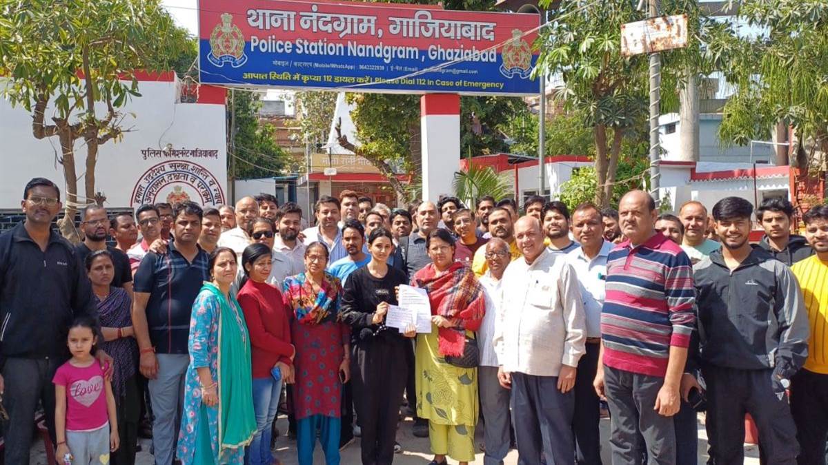 ncr ghaziabad windsor paradise society people reached nandagram police station demanding action against girl