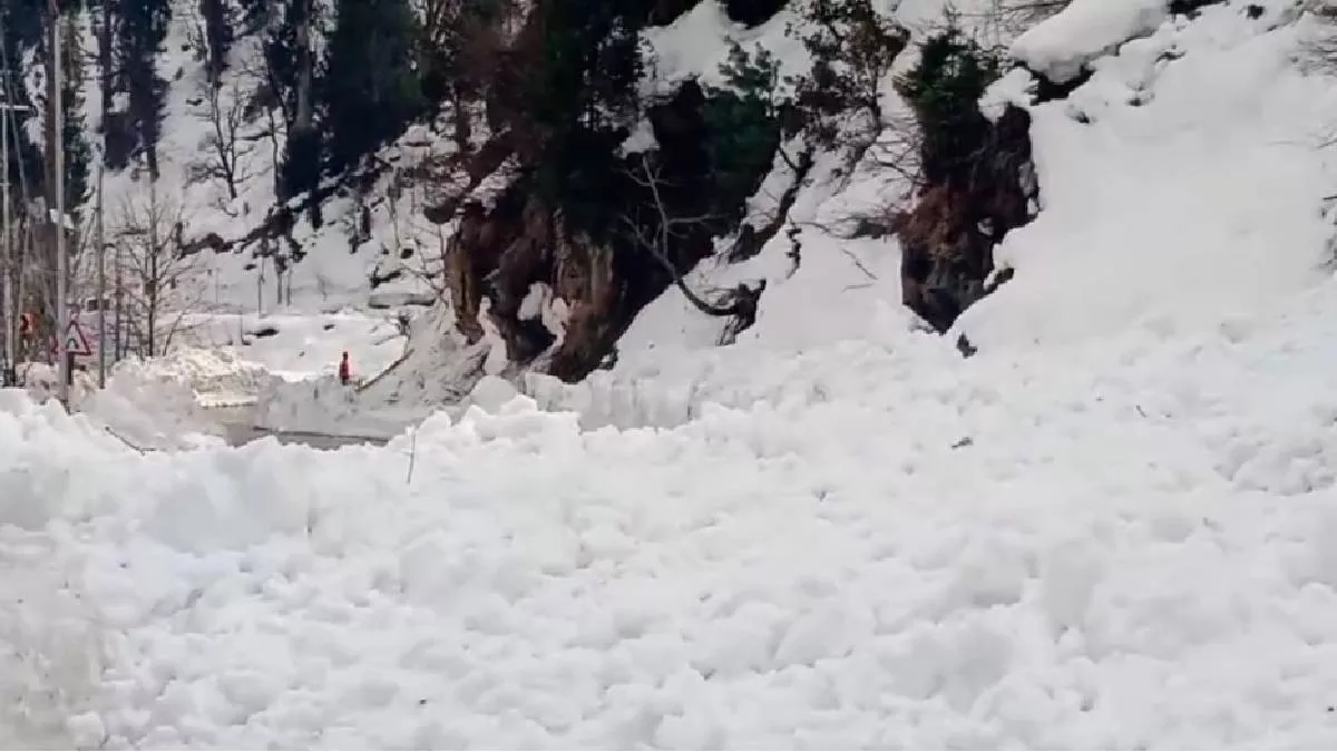 हिमाचल में भारी बारिश और बर्फबारी का अलर्ट