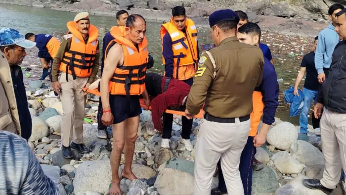 एसडीआरएफ ने ब्यास नदी से ढूंढ निकाला शव। फोटो जागरण