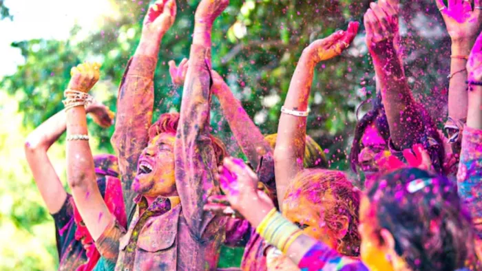 Holi 2025 पर दिल्ली के पास की इन 5 जगहों पर बनाएं घूमने का प्लान (Picture Courtesy: Freepik)