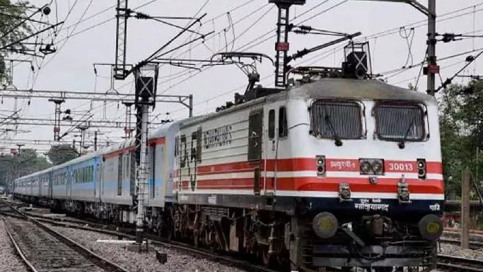 रेलवे संबंधी स्थायी समिति लोकसभा में पेश की अपनी दूसरी रिपोर्ट। (फाइल फोटो)