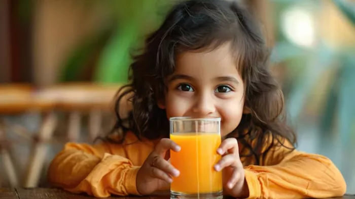 जूस पीने से बच्चों का शारीरिक विकास तेजी से होता है। ( Pic Courtesy : Freepik)