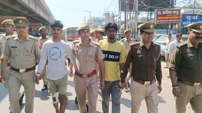 युवक को तमंचा लगाने वाले आरोपितों को पुलिस ने क्षेत्र में पैदल घुमाया
