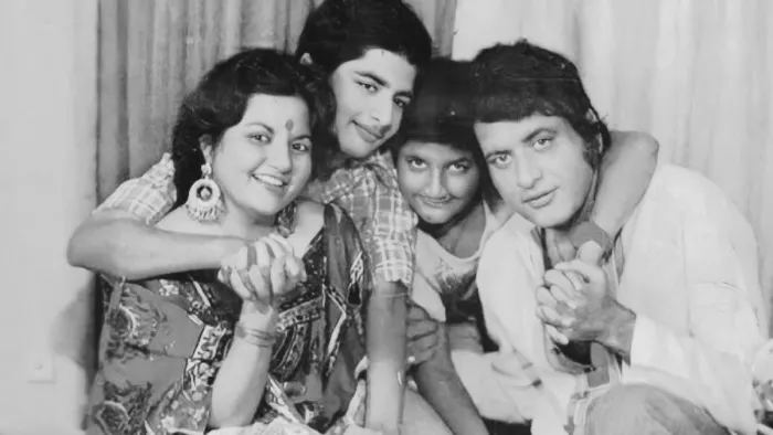 मनोज कुमार और उनका परिवार (फोटो क्रेडिट- फेसबुक)