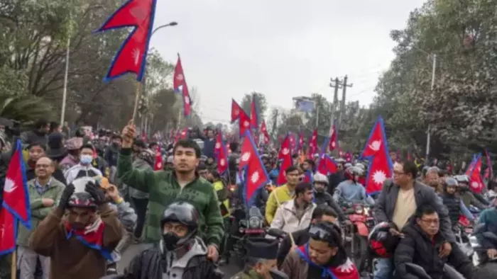 धार्मिक स्थलों का दौरा करने के बाद पोखरा से काठमांडू लौटे हैं पूर्व नरेश (फोटो: पीटीआई)