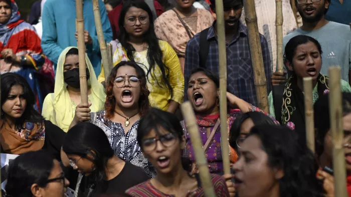 हिंसा के खिलाफ ढाका विश्वविद्यालय में छात्राओं का प्रदर्शन। ( फोटो- पीटीआई )