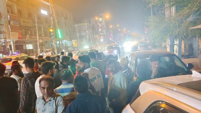 रोहतक के अशोका चौक पर घटना के विरोध में रोष प्रकट करते दुकानदार। (फोटो- जागरण)