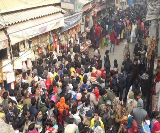 बांकेबिहारी मंदिर पर इस तरह उमड़ती भीड़ को देखकर कुछ प्रतिबंध लगाए गए हैं।