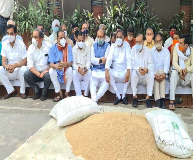 सीएम आवास के बाहर धरने पर बैठे भाजपा विधायकः जागरण