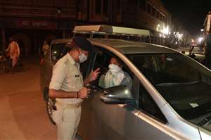 गोदलिया चौराहे पर चेकिंग करते क्षेत्रा अधिकारी अघिकारी।