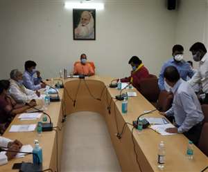 बीआरडी में समीक्षा बैठक करते मुख्&zwj;यमंत्री योगी आदित्&zwj;यनाथ, जागरण।