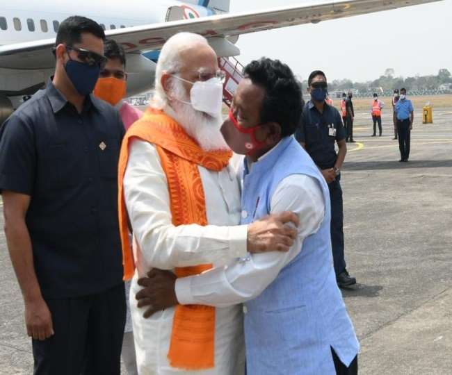 पीएम मोदी से मिले पद्म पुरस्कार से सम्मानित बाइक एंबलेंस दादा करीमुल हक। फाइल फोटो