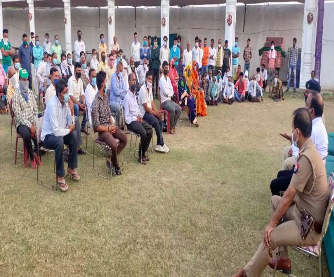 आर्थिक स्थिति खराब होने पर पुलिस एनजीओ की मदद से भी लोगों काे मास्क बांट रही है।