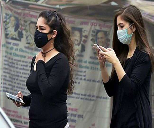 प्लास्टिक बोतल दो मास्क लो अभियान को मिल रहा लोगों का साथ।