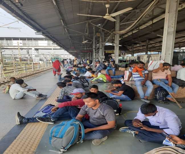 कोरोना संक्रमण की दूसरी लहर ने प्रवासियों के लिए एक नई मुसीबत बन कर आई है। फाइल फोटो।