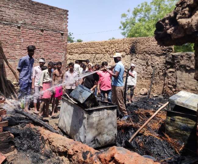 बाराबंकी में आग की चपेट में आया पूरा मुहल्ला, चौदह घर जलेबिलख पड़े लोग