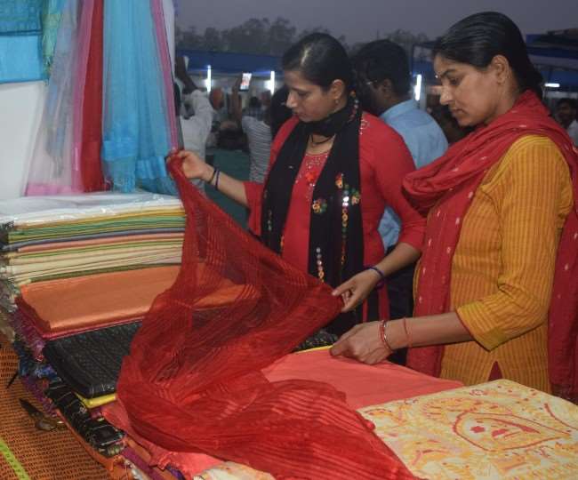 weavers are earning huge money at the state handloom expo in bhagalpur people are doing a lot of shopping it is special for you too