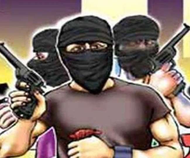 2 lakh 50 thousand looted in broad daylight from petrol pump operator in banka