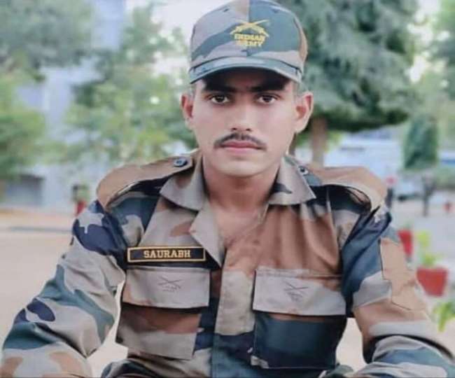 अलीगढ़ में सांड से टकराकर बाइक सवार फौजी की मौत Soldier dies after