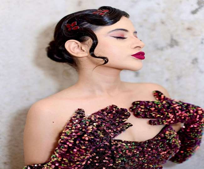 Urfi Javed ने सेफ्टी पिन से बनाई ड्रेस को ब्लैक बिकिनी पर पहन किया डांस