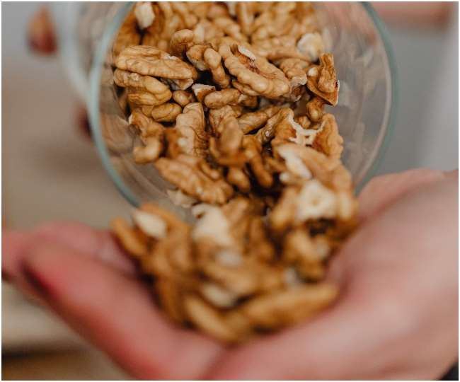 Walnuts Benefits प्रेग्नेंसी में मां खाएंगी अखरोट, तो शिशु को मिलेंगे