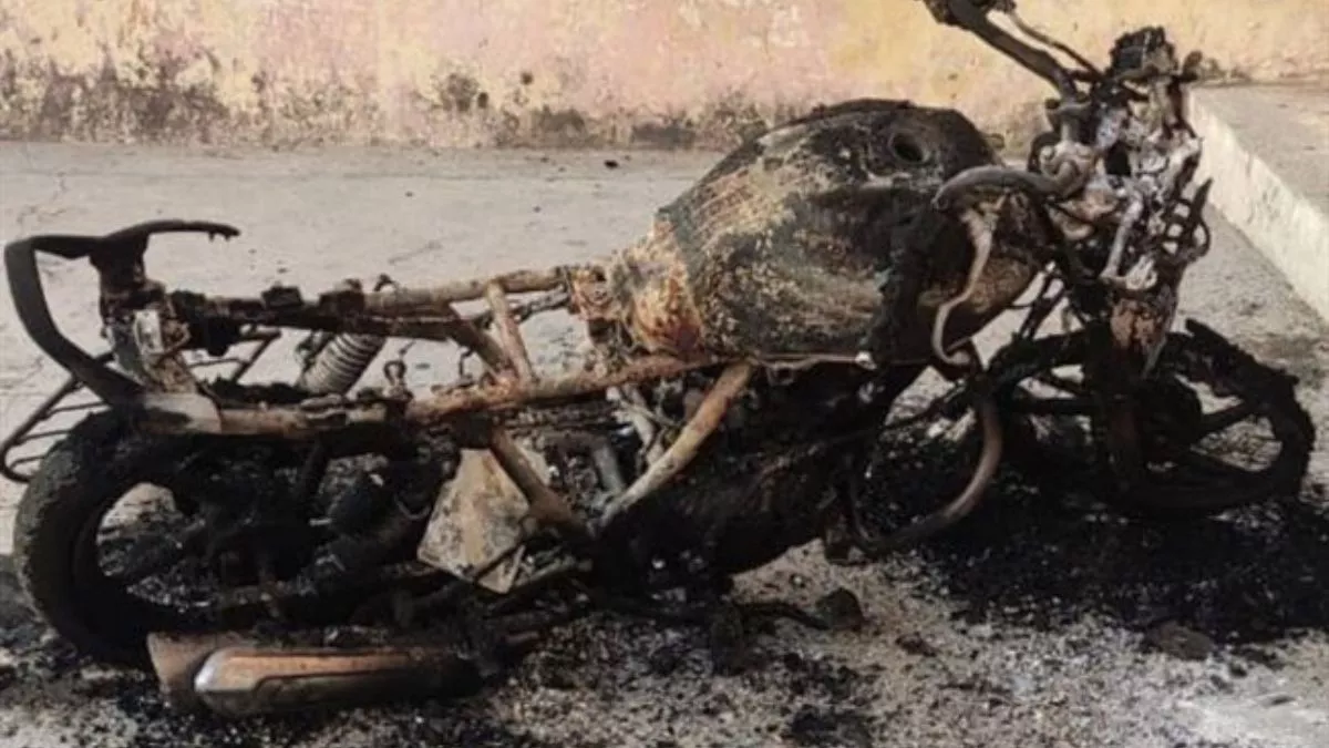 चलती बाइक में हुआ ब्लास्ट, 200 फीट दूर तक बिखरे अंग