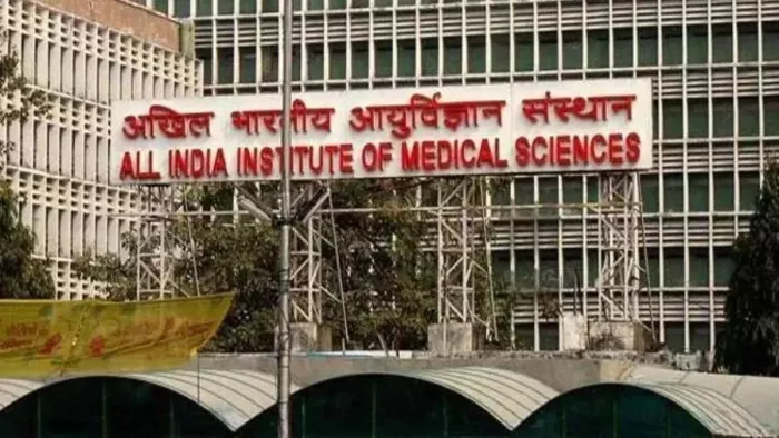 कोरोना का संक्रमण बढ़ने से अस्पतालों में डाक्टर व अन्य स्वास्थ्य कर्मी भी इसकी चपेट में आ रहे हैं।