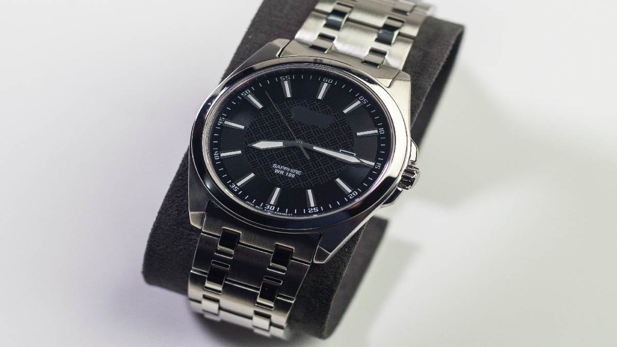 मॉडर्न लुक के लिए Tommy Hilfiger Armani Exchange और Michael Kors वॉच को