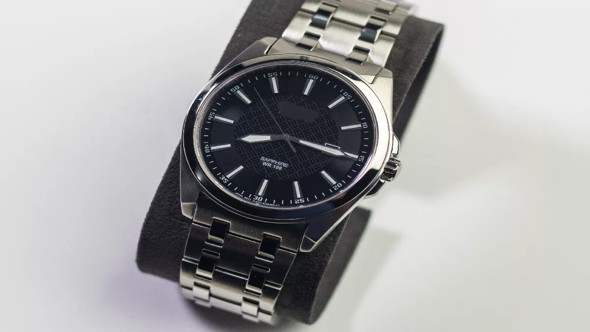 मॉडर्न लुक के लिए Tommy Hilfiger Armani Exchange और Michael Kors वॉच को