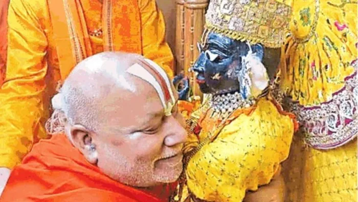 गोविंद जी महाराज मंदिर में ठाकुर जी की प्रतिमा से लिपट कर रोते जगद्गुरु स्वामी रामभद्राचार्य जी महाराज। सौजन्य मंदिर
