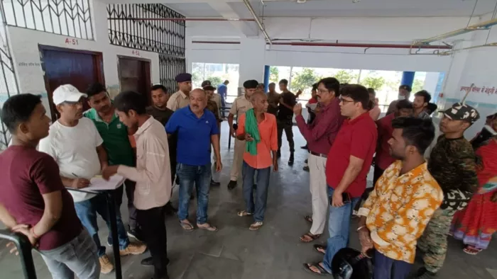 अपना प्रदेश....सुपौल में हाथ-पैर बांधकर युवक का गला रेता, सदर अस्पताल में जानकारी लेते स्वजन।
