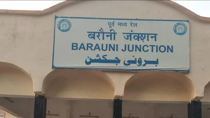 बरौनी जंक्शन जहां चाय नाश्ता पर प्लेटफार्म खरीदते हैं वेंडर।