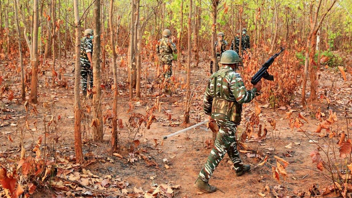 https://www.jagranimages.com/images/newimg/10042024/10_04_2024-bijapur_ied_blast_23693803.jpg
