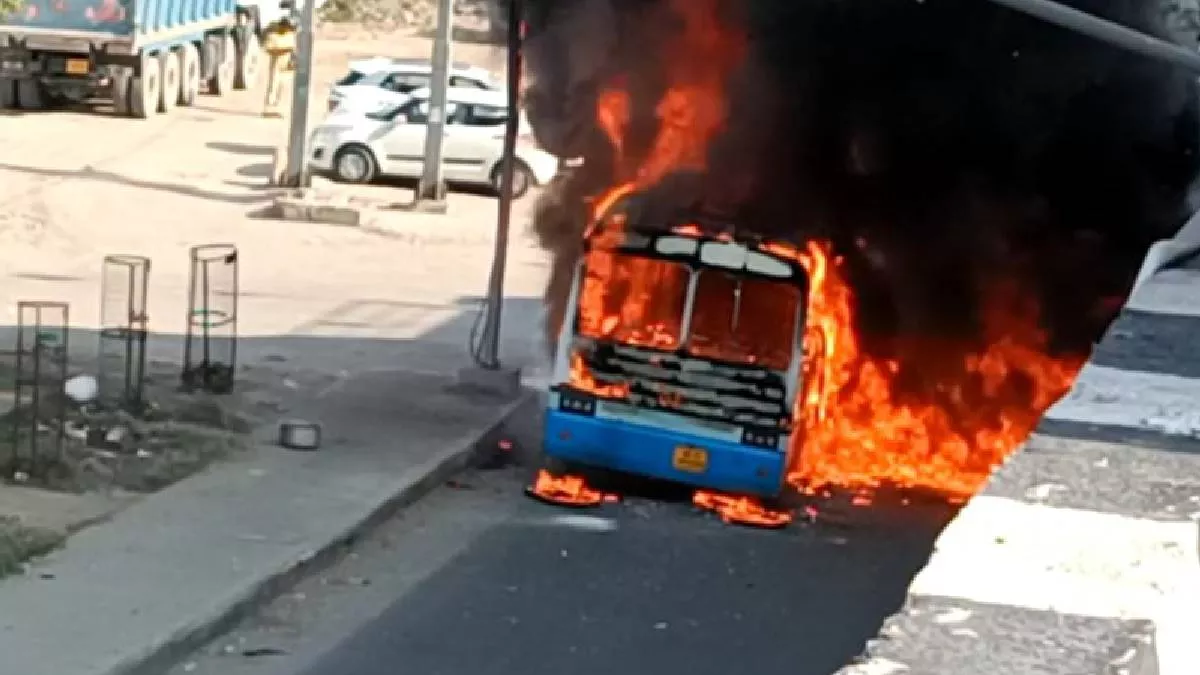 Haryana Roadways Bus Fire: बीच सड़क पर धू-धूकर जली गुरुग्राम रोडवेज की बस, आग लगने का ये था कारण