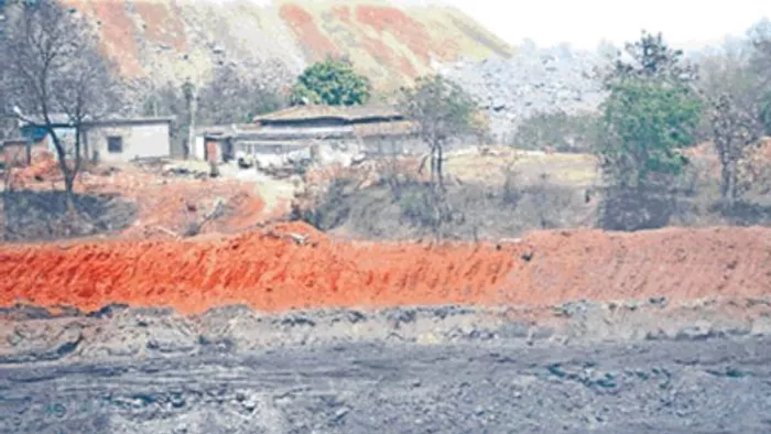 खदान के पास कच्ची सड़क पर सड़क पर धूल ही धूल।