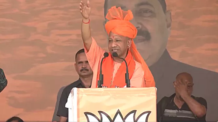 पाकिस्तान दुनिया से भीख मांगता नजर आ रहा है...कठुआ में पाक पर गरजे सीएम योगी आदित्यनाथ