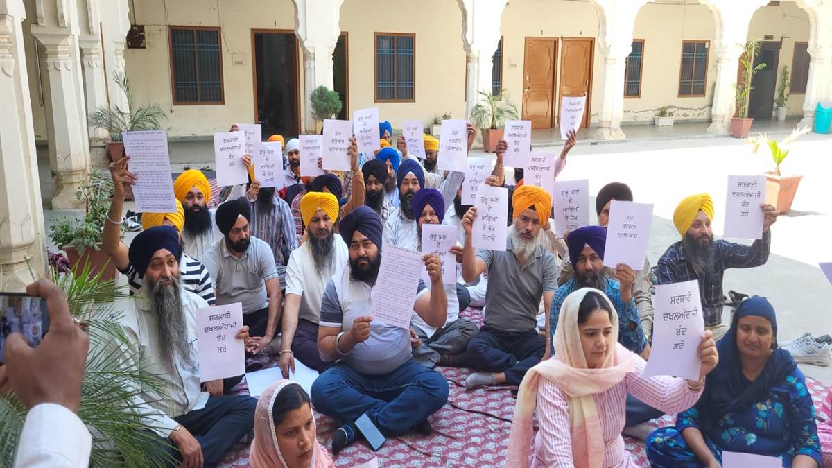 haryana sikh gurdwara prabandhak committee employees left their pens and protested against closure of their accounts