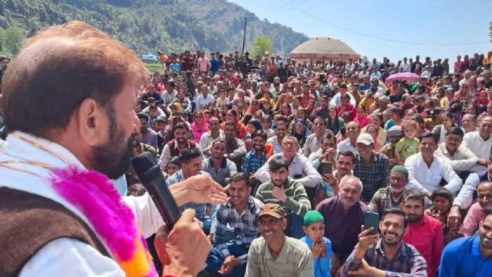 डुग्गेनी में जनसभा को संबोधित करते कांग्रेस प्रत्याशी चौधरी लाल सिंह