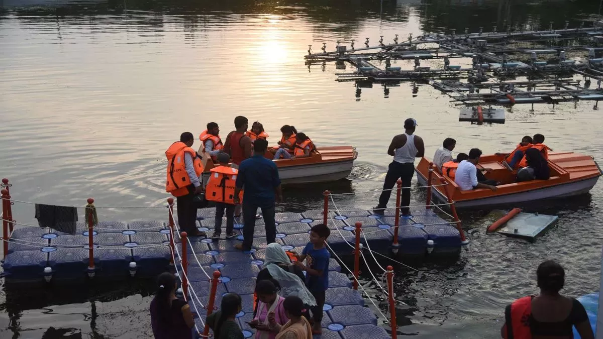 Navratri Mela 2024: विंध्याचल में लगा है 9 दिन का मेला, सुरक्षा है कड़ी;  30 फीट के अंदर ही चलेगी नाव