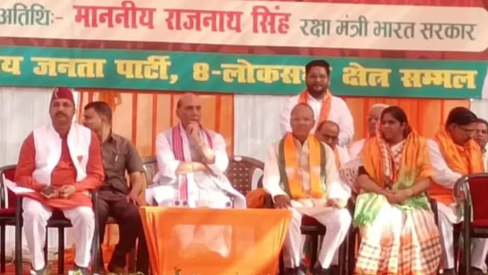 Sambhal News: संभल में चुनावी सभा के मंच पर राजनाथ सिंह व अन्य भाजपा नेता। जागरण।