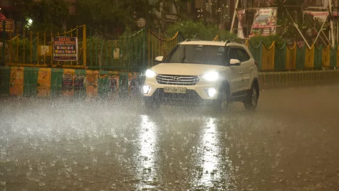 Delhi NCR Weather Update: साहिबाबााद में आई आंधी हुई तेज बारिश।