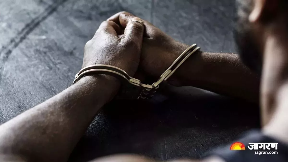 Gurugram Police: गुरुग्राम में चार पुलिसकर्मी गिरफ्तार, कैमरे में कैद हुई वर्दीवाले की ये करतूत