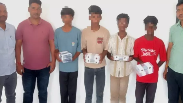 जीआरपी थाना में पकड़े गए मोबाइल चोरी के आरोपित। इंटरनेट मीडिया।