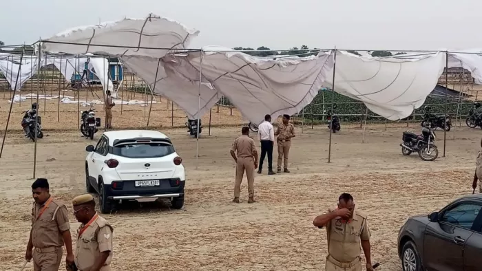 वाराणसी में प्रधानमंत्री मोदी के जनसभा स्थल में आंधी आने से टेंट क्षतिग्रस्त। जागरण