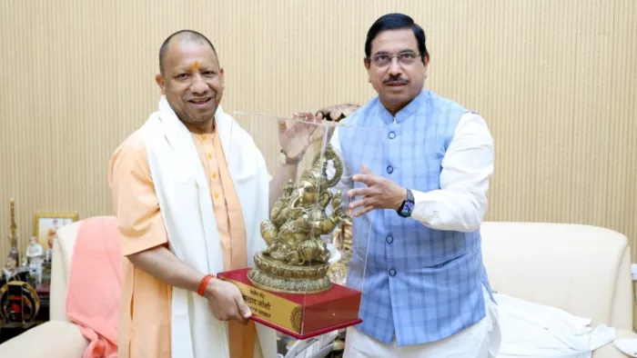 केंद्रीय मंत्री प्रह्लाद जोशी ने सीएम योगी संग की योजनाओं की समीक्षा। (तस्वीर जागरण)